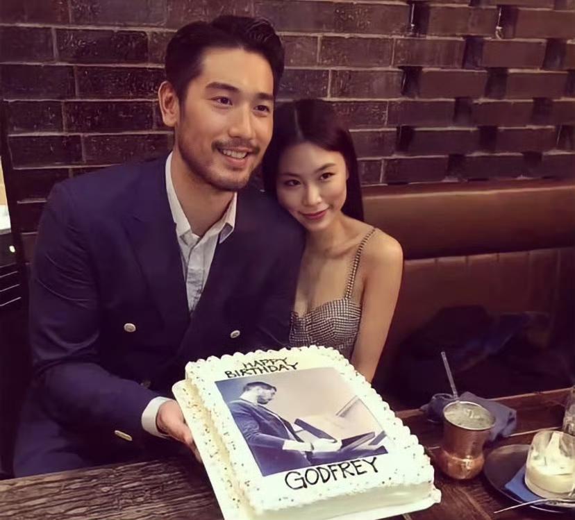 高以翔前女友BeIIa官宣喜讯，她要当妈妈了，并晒出了多张孕照，照片里BeIIa