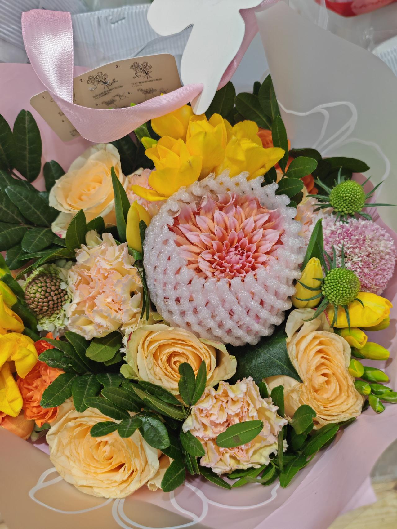 ，和手里的花儿一样美，即使上了年纪，女人也是需要爱和呵护的。