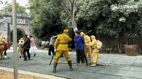 安徽蚌埠某度假区，游客观看抗日战争情景剧，多名扮演日军的群众演员把一名扮演老百姓