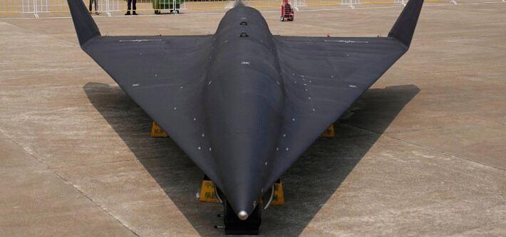 无侦 - 8性能曝光，简直太牛了！它采用类似乘波体的三角翼气动布局，机翼短而宽，