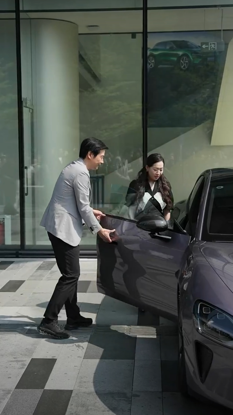 交付仪式正式开始，雷总与苏神开始交付首批新一代小米 SU7。首台新一代小米 SU