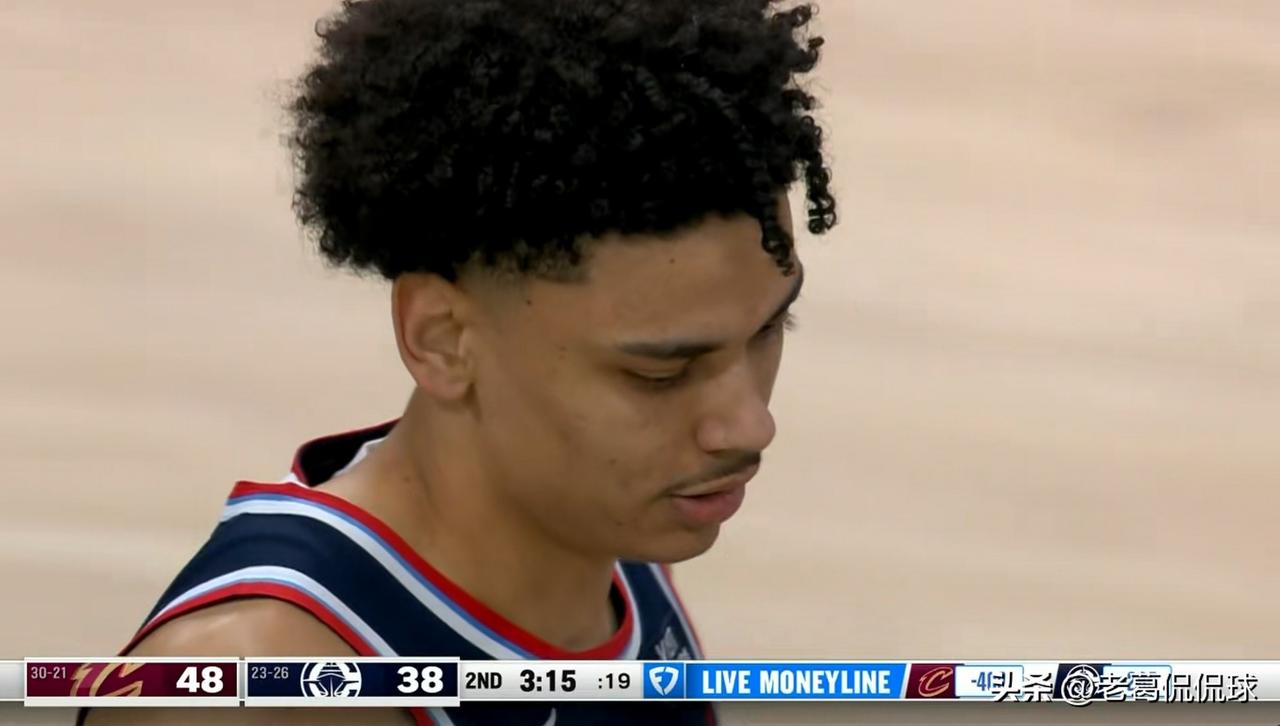 快船新秀桑德斯完全被打自闭了！在今天进行的快船和骑士的比赛中，目前两队的上半场比
