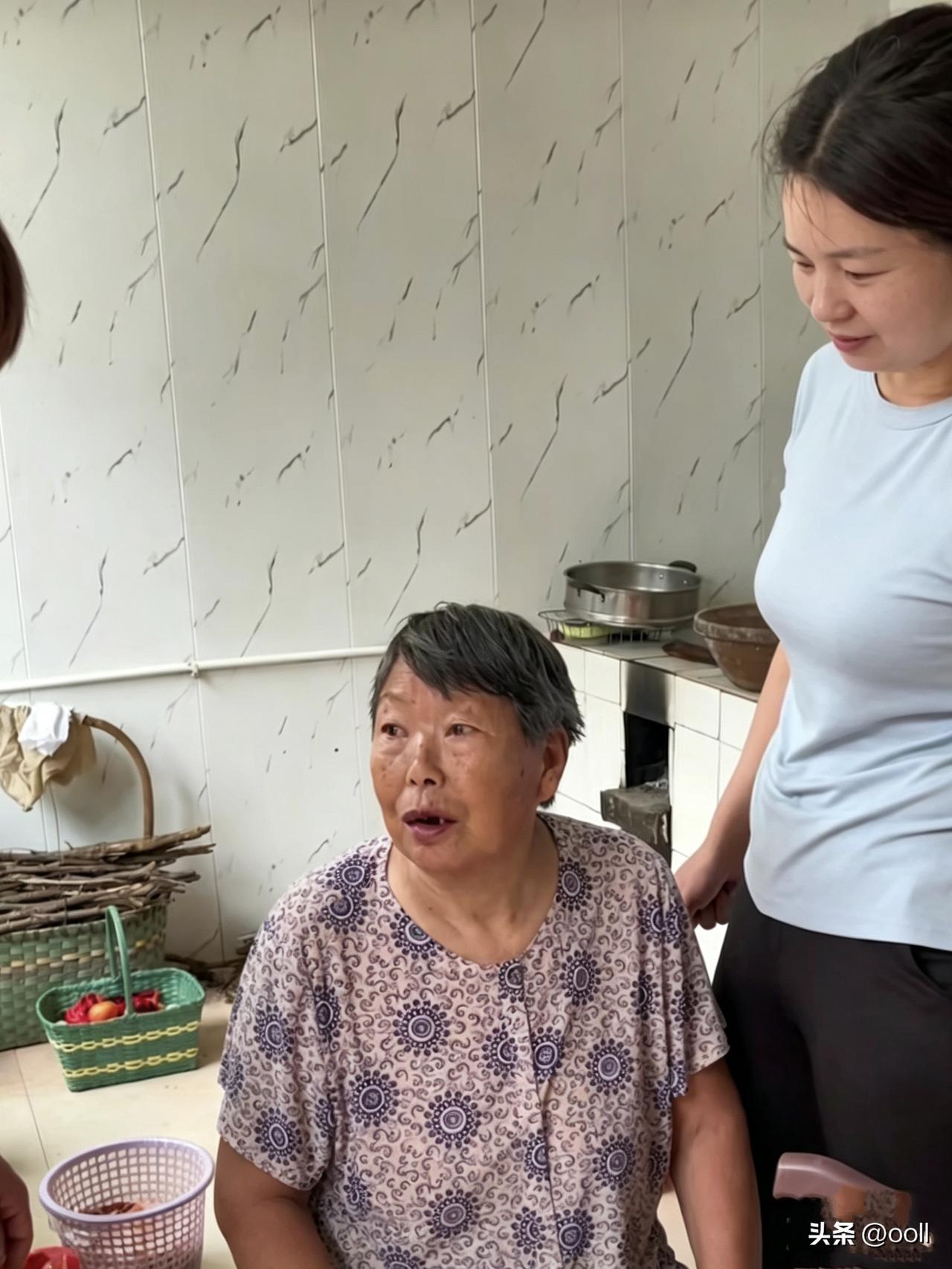 华强奶奶因血压低去输液，说白了就是平日里营养没跟上引起的。华强娘抠抠搜搜，舍不得
