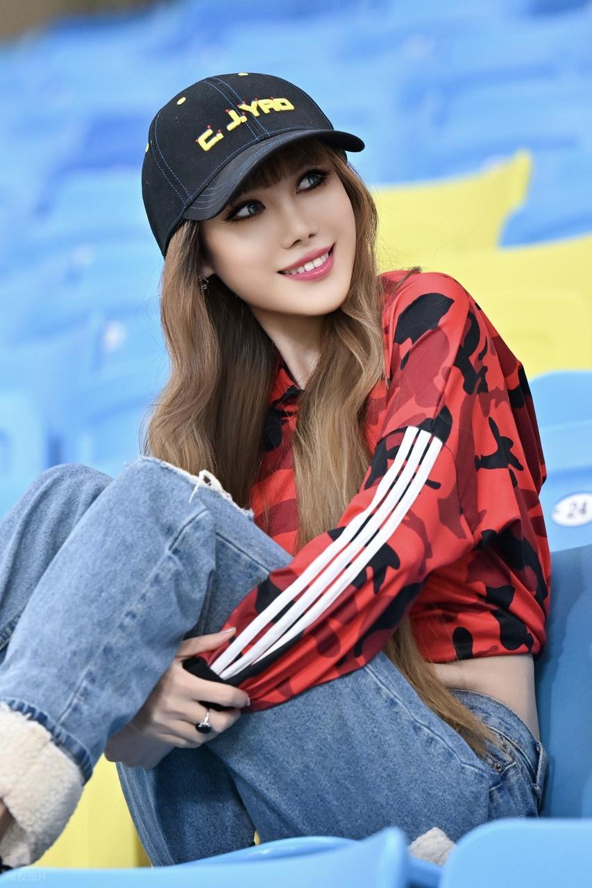 凤凰山的足球辣妹，简直就是球场上的一道亮丽风景线！别人冲着主场氛围而来，我们却被