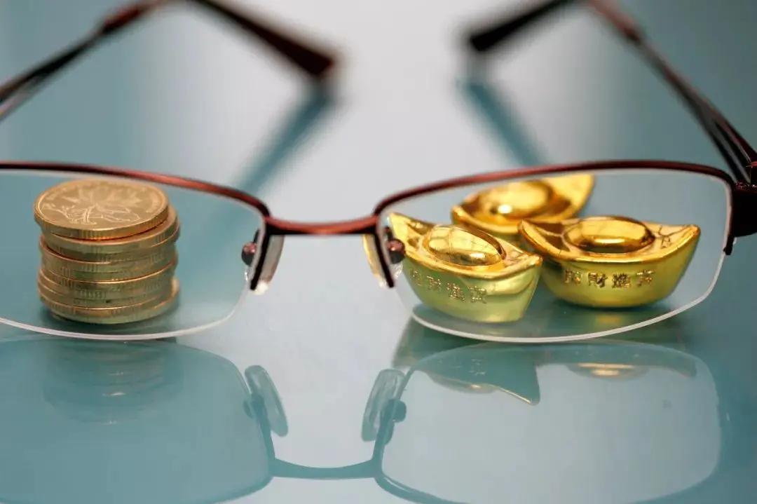 房价涨跌的焦虑、基金K线的波动、理财产品的暴雷，我们总在有形的物质世界里追逐能保