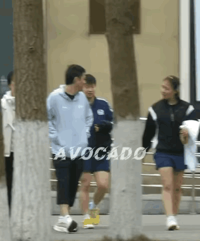 不用担心莎莎了，邱贻可并没有远离她！

在成都封训，有草新社拍到的画面，邱贻可不