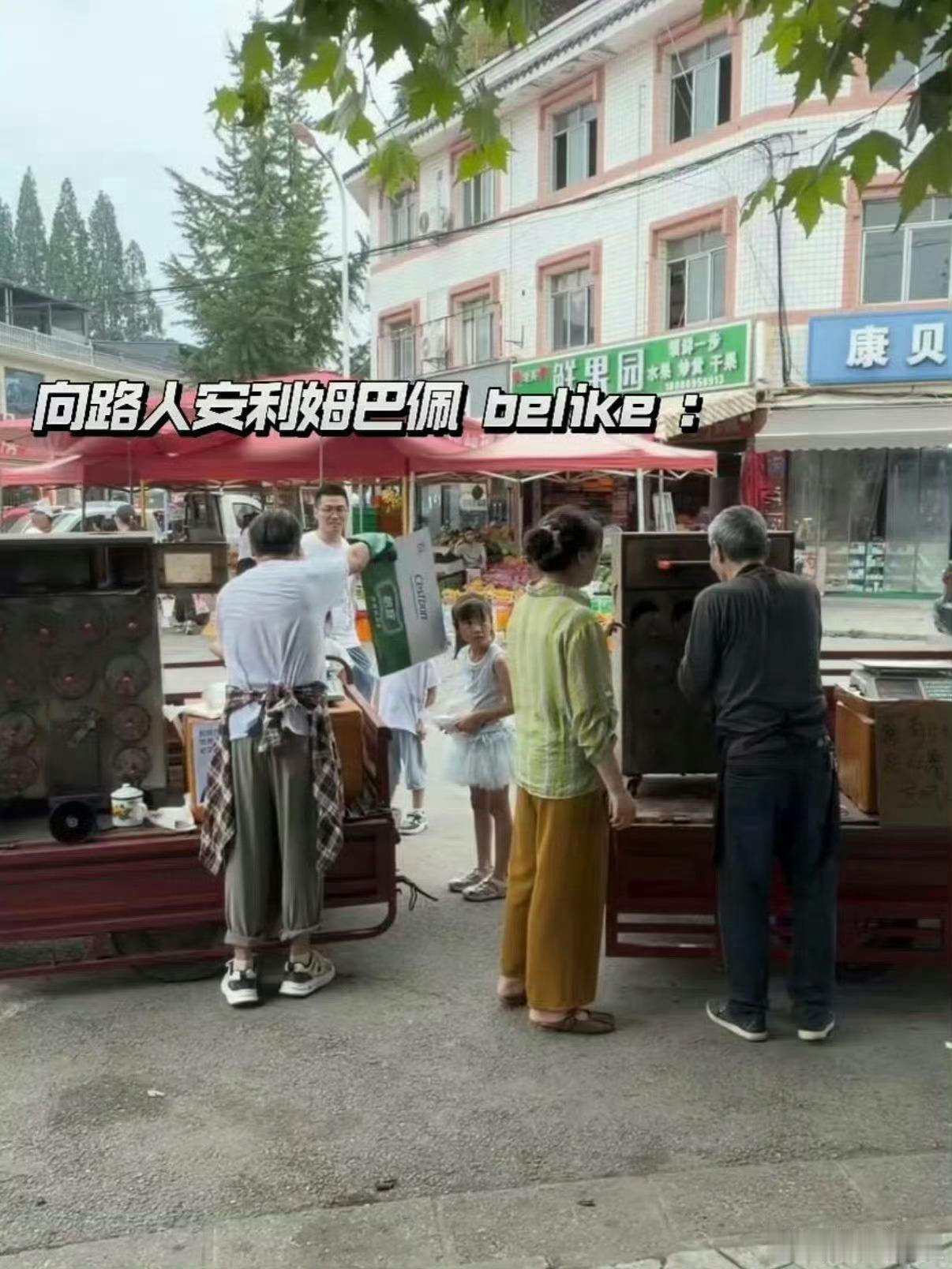 四川球迷大爷的应援比我想的还要卷藏着成都烟火的资深球迷令人动容，摆摊卖地瓜让利助