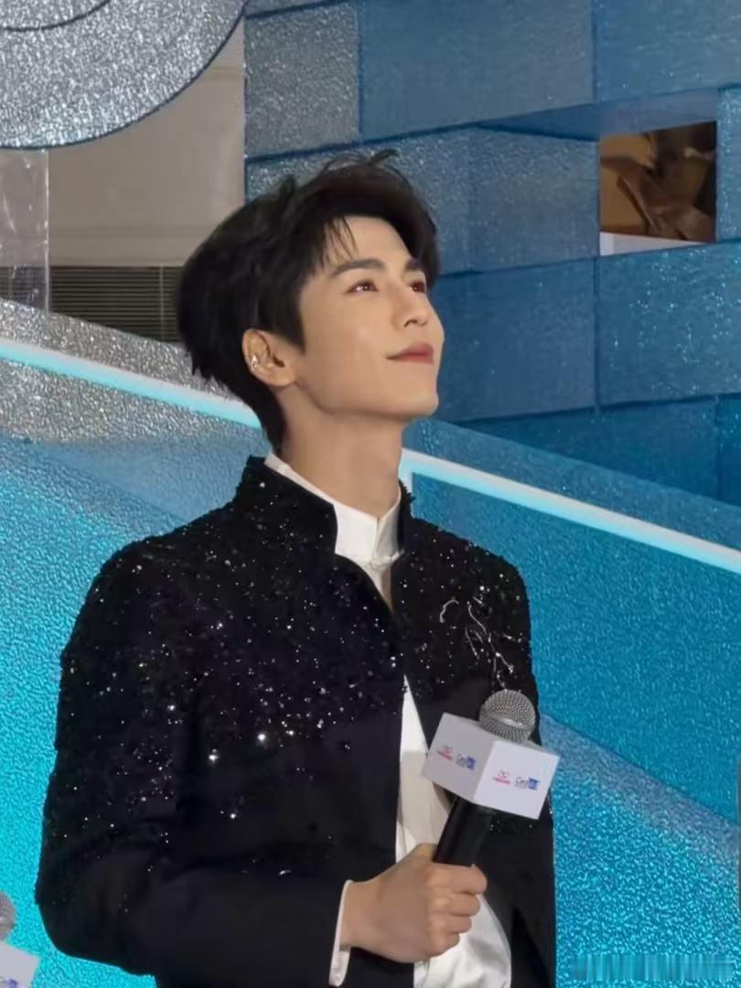 张凌赫今天穿得像男友 谁能不爱穿亮晶晶西装的张凌赫啊，温柔笑眯眯的样子，完全就是