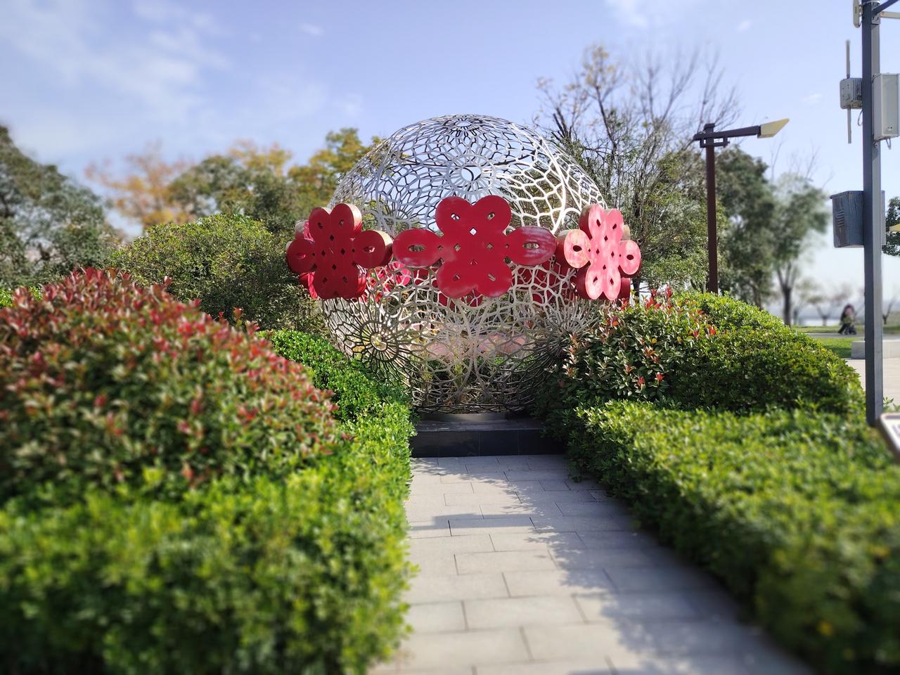 有一个部门的领导是一个爱下棋的人
他曾经在县城的象棋大赛中得过亚军。
他经常利用