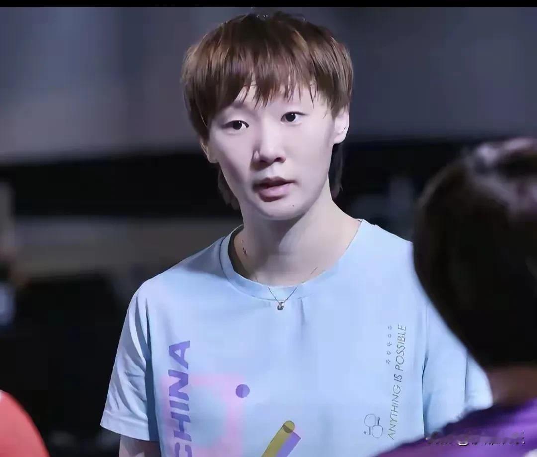王曼昱假期第一天：服务台发呆萌翻网友，见到闺蜜秒变“话痨”，这才是真实的“鳗鱼”