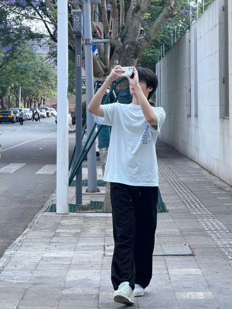 520收到了33的双份浪漫，西装和花束，都是心动信号蓝花楹笑纳了33也笑纳了