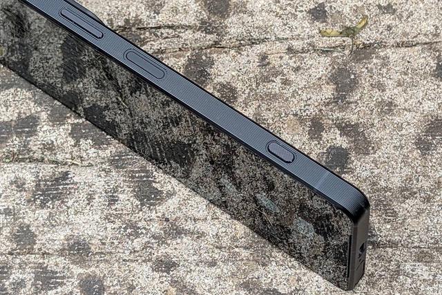 iPhone 上的拍照键：既不快捷，也不方便