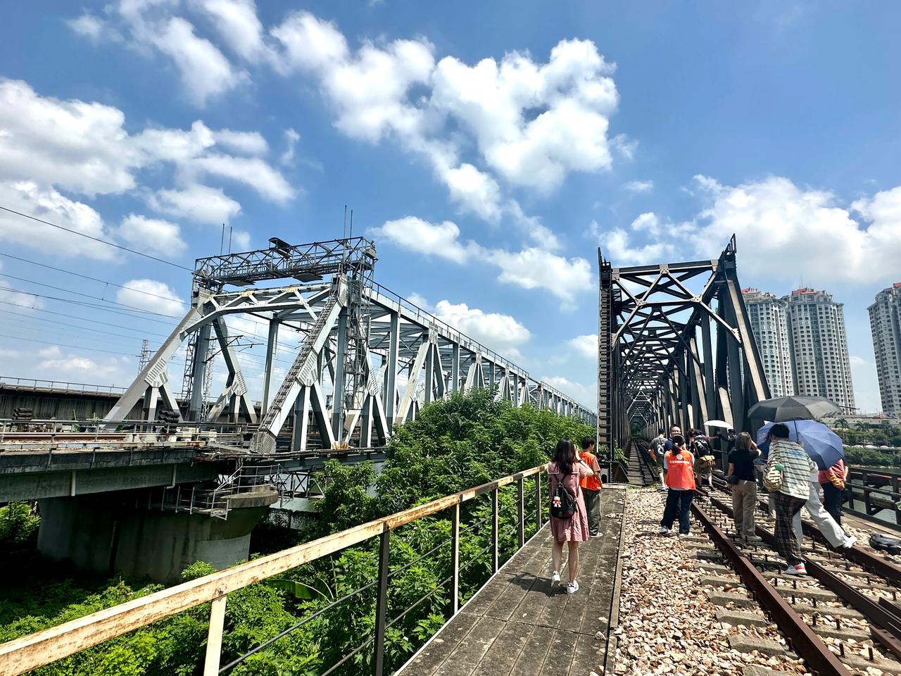 在广东东莞境内，有一条铁路桥梁，整整使用了100年，它就是广九铁路石龙南桥。

