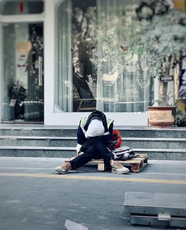 给自己一句话，你会说什么? 生活不易，咱都在这尘世辛苦闯荡。每天忙忙碌碌，为工作