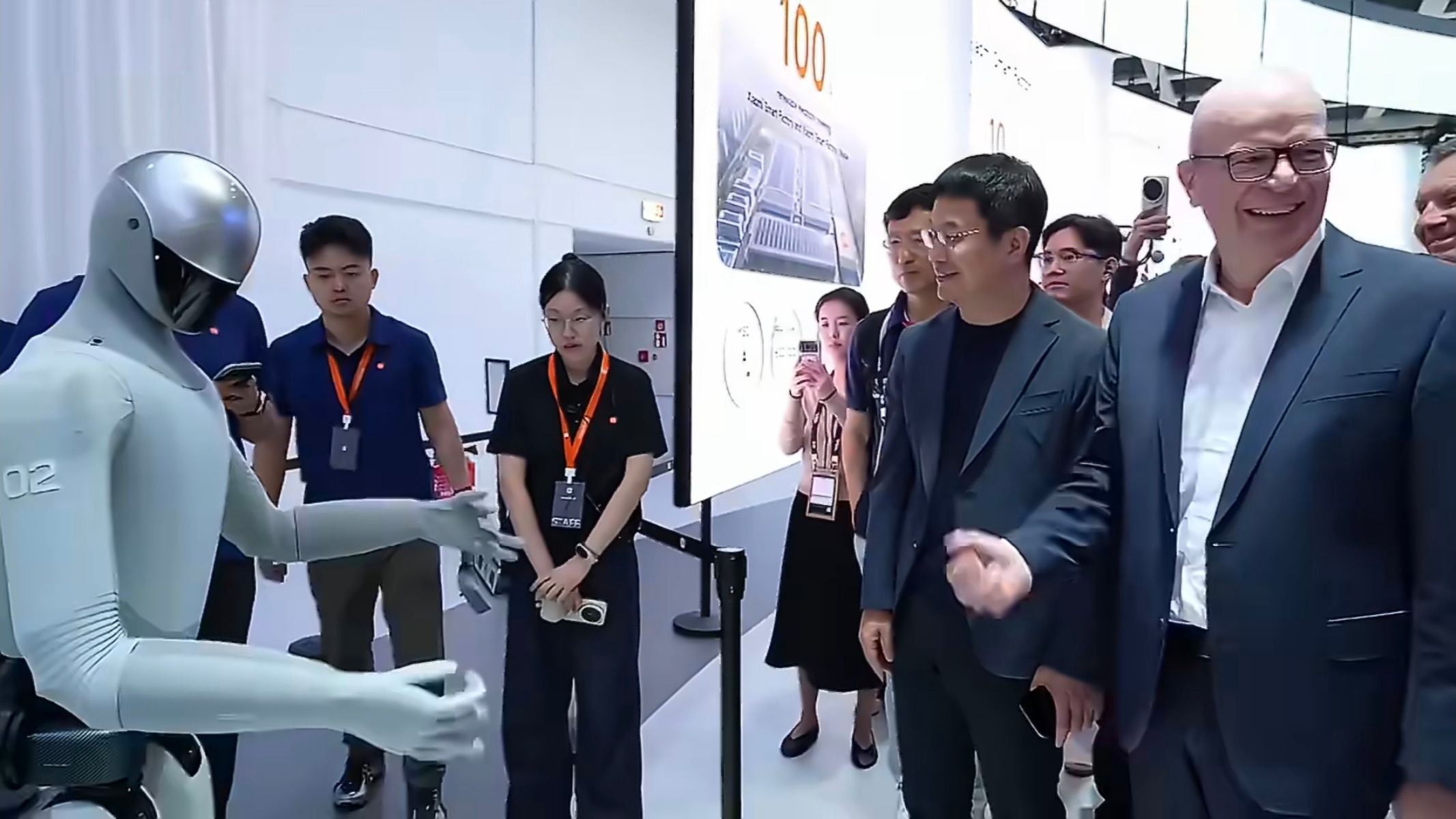 IFA现场一个很有意思的看点，全球老牌家电巨头博西的CEO也到访参观小米展台。博