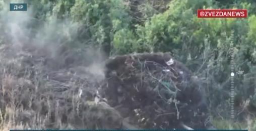 俄一辆T-90坦克绝境反击，遭无人机40次袭击不退，不仅蹚出通路，瘫痪后更化身诱