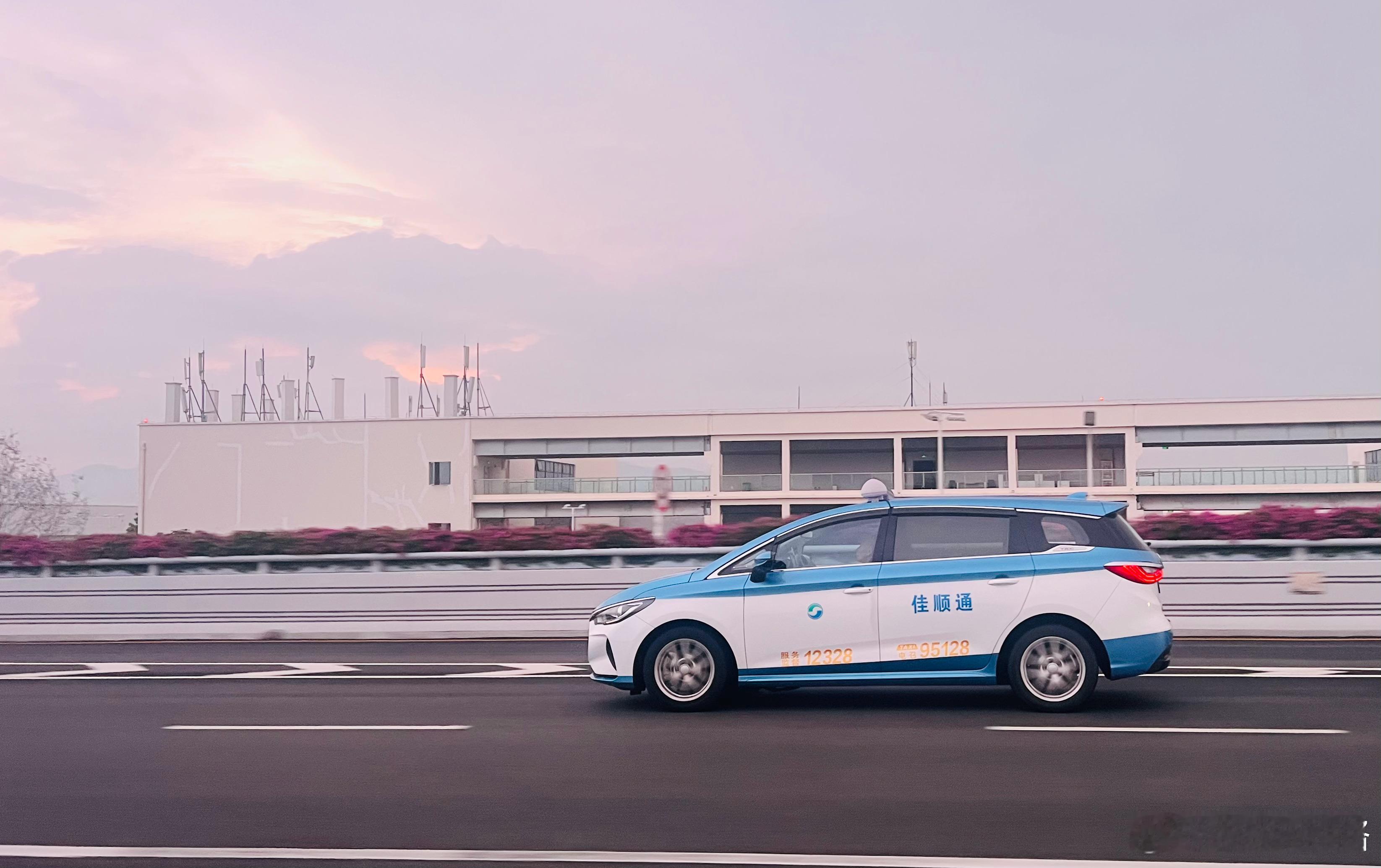 深圳早晨，大家觉得这是一辆1. SUV2. MPV3. TAXI大v聊车  ​​