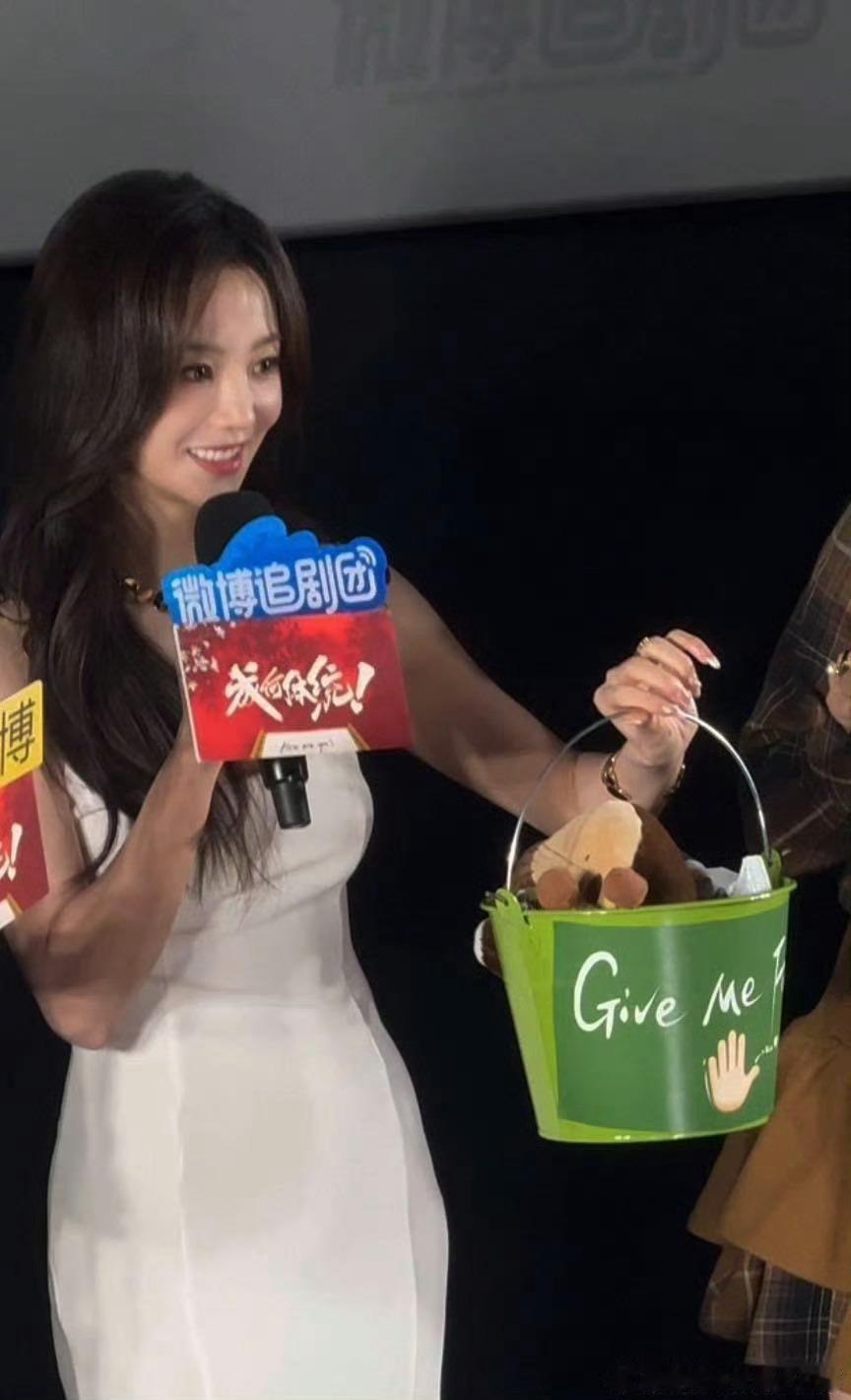 胡意旋真提着桶来剧宣了 笑不活了！成何体统→成何提桶，谐音梗被她玩明白了～现场对