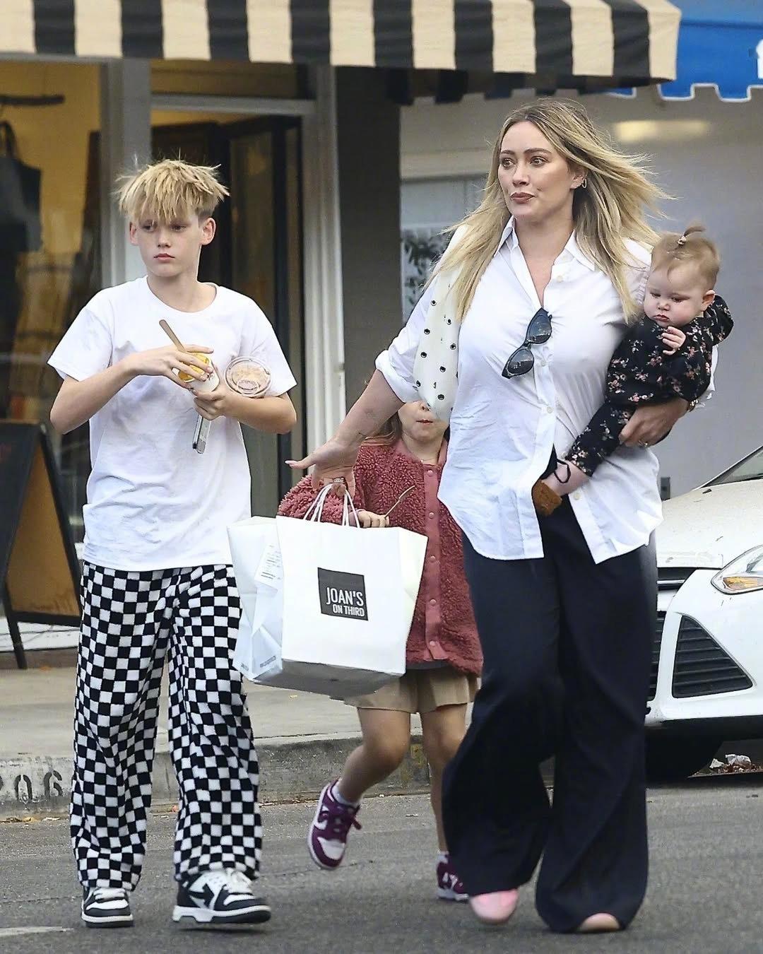 女星希拉里·达夫Hilary Duff 与她的四个孩子 -儿子Luca、女儿Ba