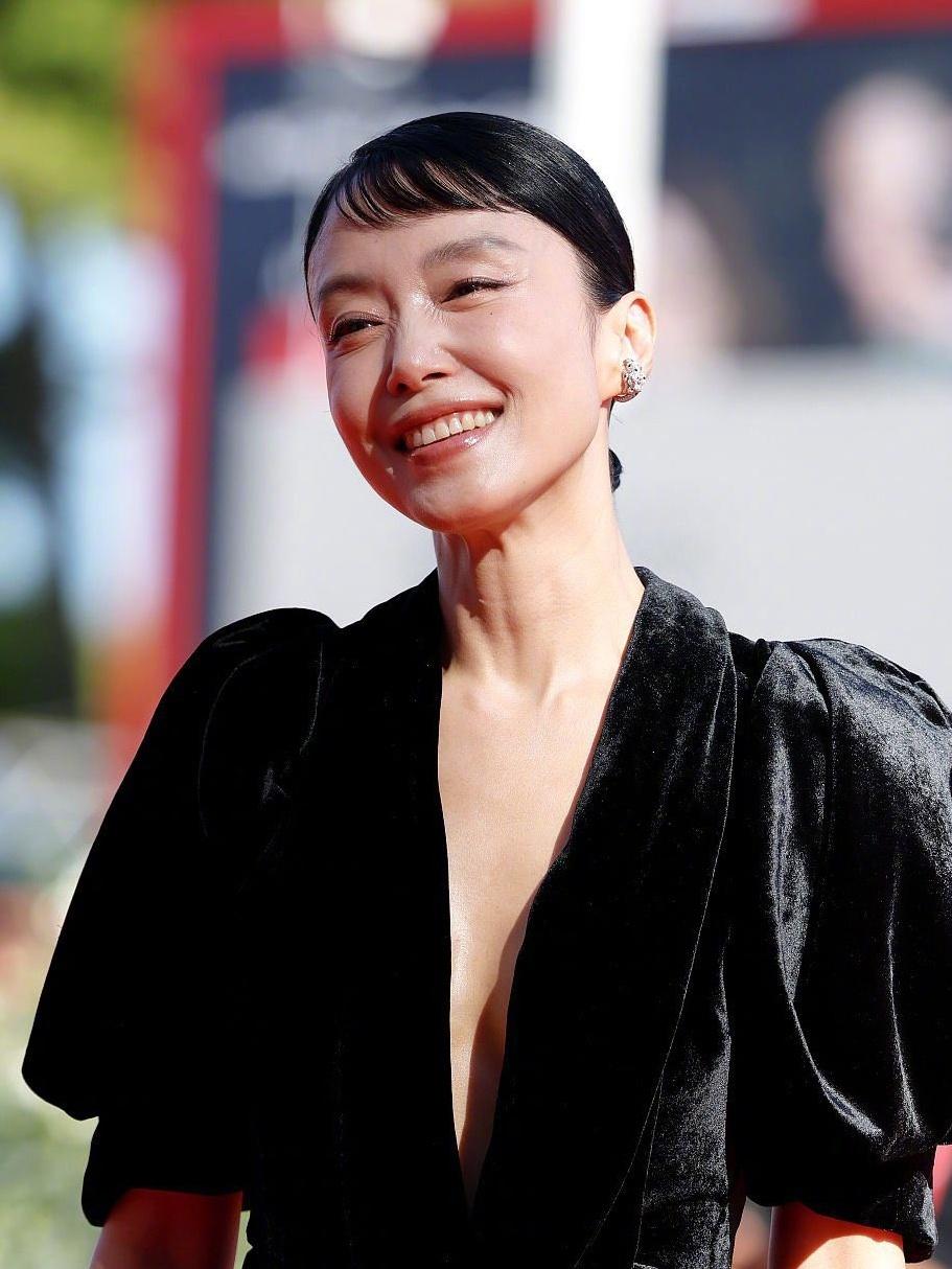 李沧东新片威尼斯首映全度妍亮相新片《可能的爱情》威尼斯电影节首映红毯+发布会 ​