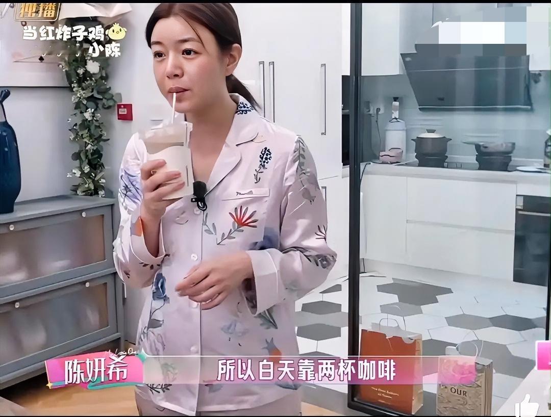 越看越觉得陈妍希在自己骗自己。她说自己为了减肥，白天两杯拿铁当饭，只吃晚餐，偶尔