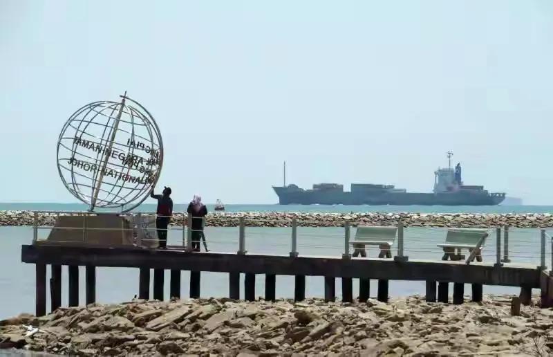 最近国际上发生了一件特别搞笑的事情。印尼财长突然提出，要效仿伊朗，在马六甲海峡收