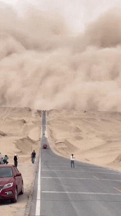 这是什么自然现象？也太壮观了吧。嗯