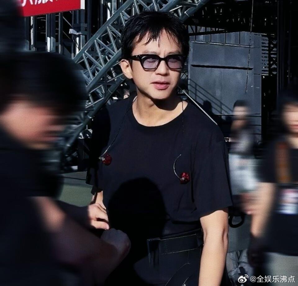 陈赫完美预判邓超下车动作陈赫完美预判邓超下车动作陈赫提前演一遍邓超下车动作，低头