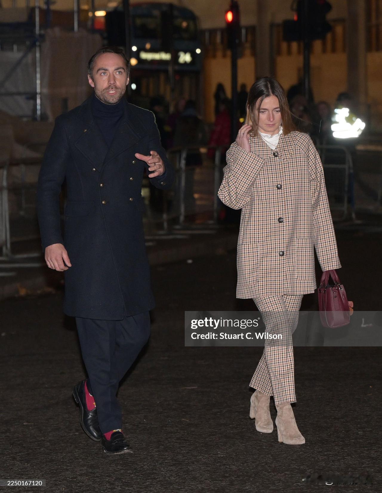 来看看昨日参加王室圣诞歌会的成员，受安德鲁王子事件影响，约克姐妹全部缺席。凯特的