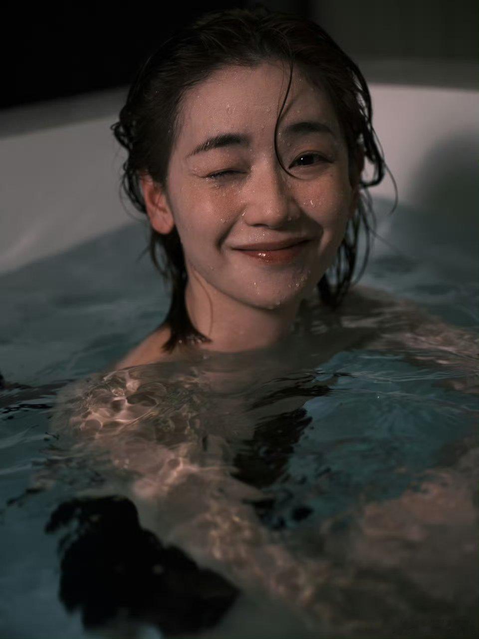 刘雅瑟幻视海的女儿刘雅瑟今日出发生图太绝！简单场景里，水汪汪眼眸满是破碎感，像小