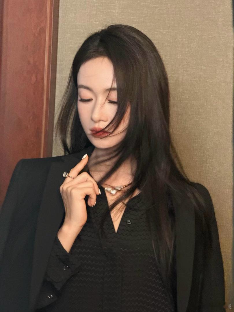 吴谨言音乐一响气场全开反复回看现场直拍！音乐前奏响起，吴谨言迅速进入表演状态。从