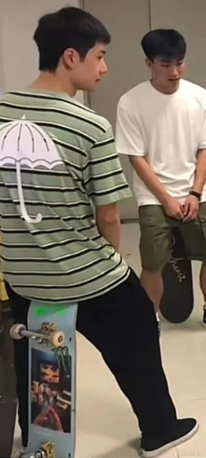 新图！坐滑板🛹的小男孩，好嫩！ 王一博 ​​​
