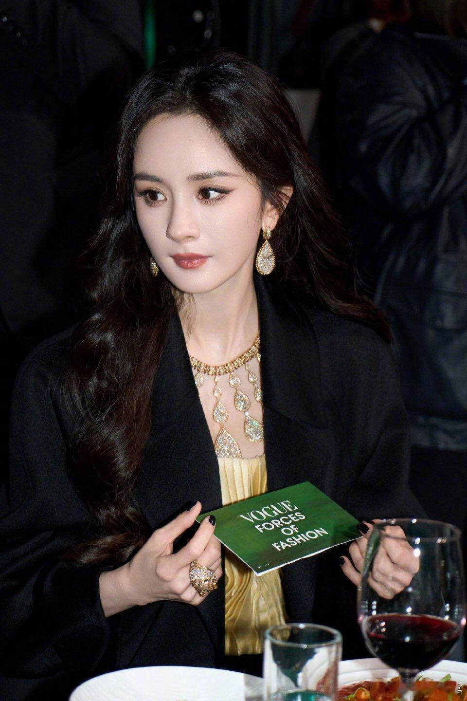 W盛典 赢麻了支持这个双A女王，迪丽热巴和杨幂在一起真是权威的没边，对我的眼睛很