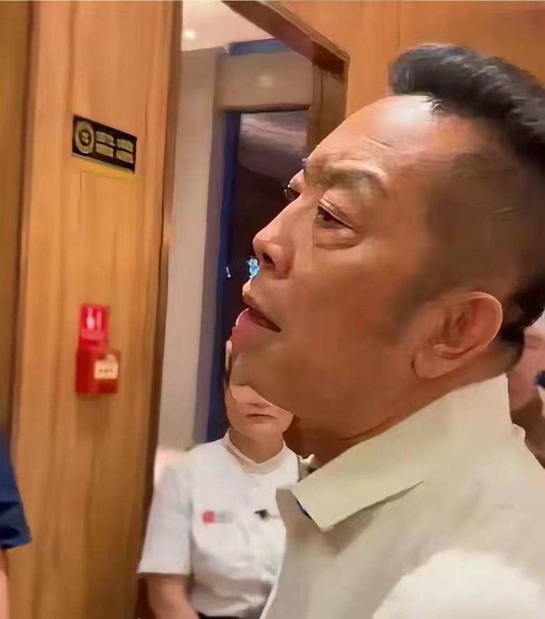 西贝要是真撑不下去，那也一点儿不意外。
 
你想啊，二十块钱一斤的冻牛肉，放了不