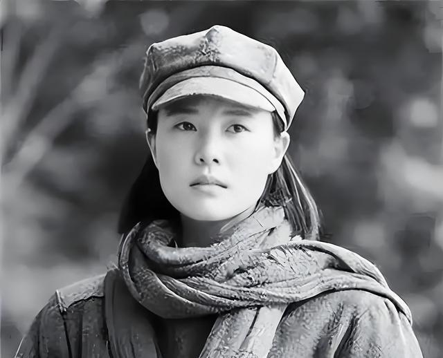 1937年，15岁女红军被敌人抓住，正要被砍头时，一名敌军官走上前捏住她的下巴：