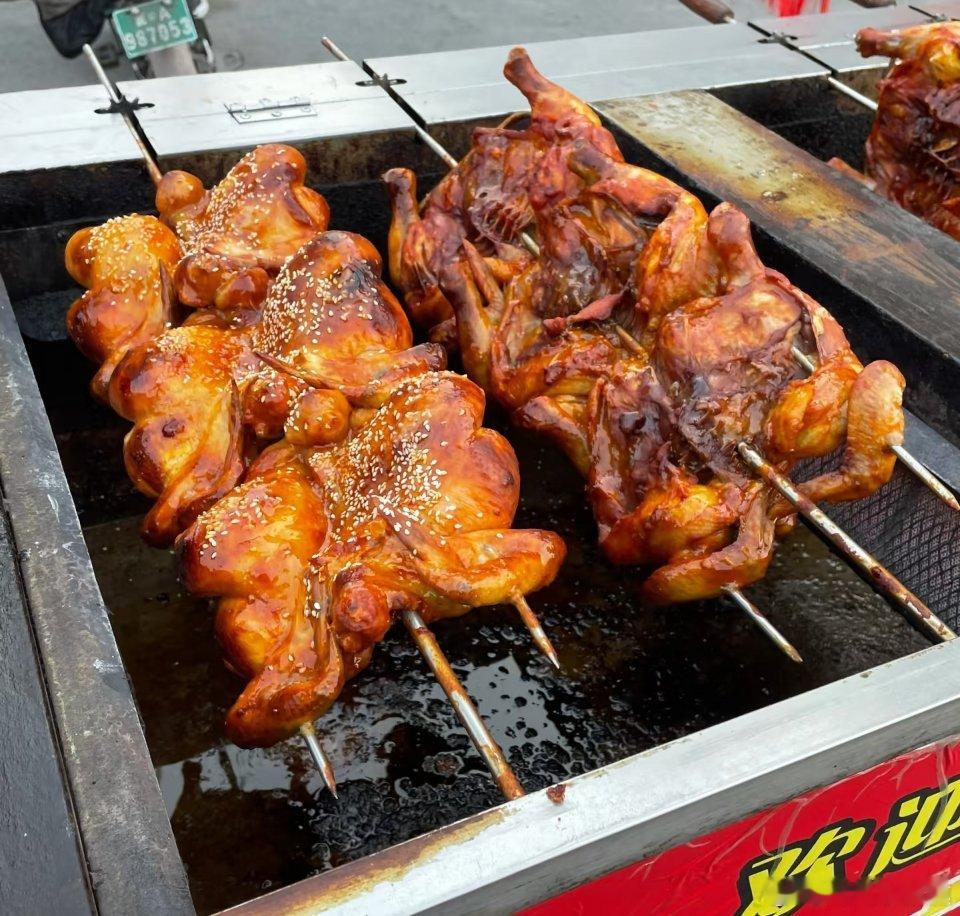 小区附近街上好几家卖这个烤鸡烤肉的，看上去蛮不错，不知道味道怎么样呀~ ​​​
