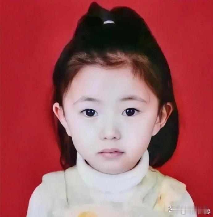 刘浩存从小颜值就出众，幼时是灵动小美女，长大之后更是明艳动人， 