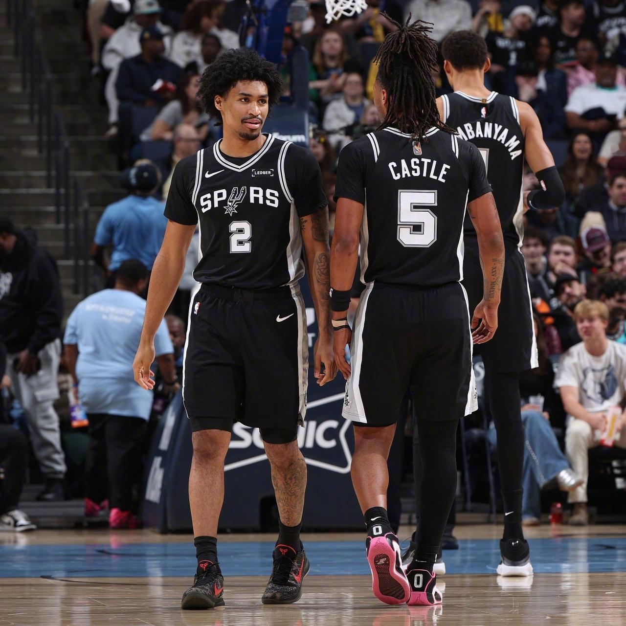 NBA季后赛西部首轮G5，马刺力克开拓者，以4-1的大比分淘汰开拓者，顺利挺进次