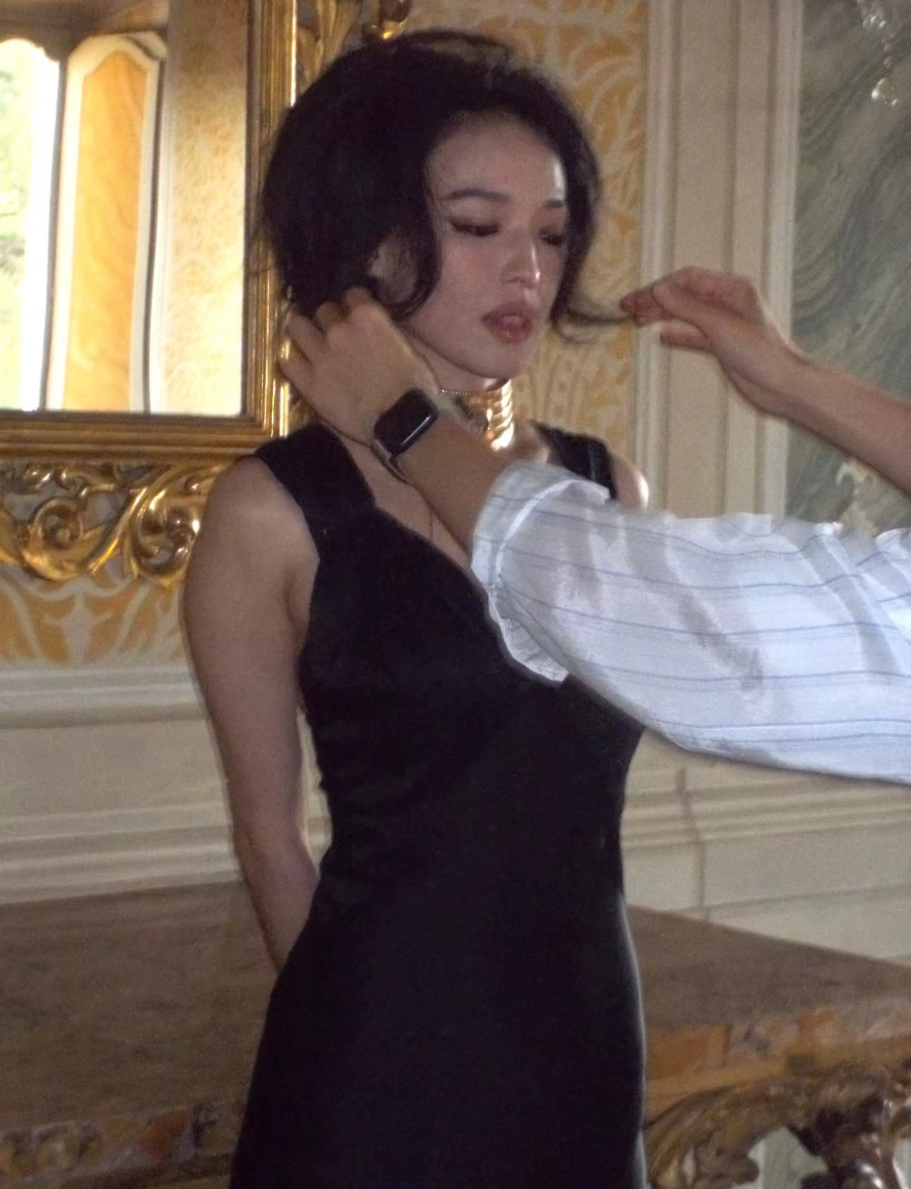 化妆师鑫淼发的舒淇妆容这是一张花絮，不是正片[淡淡的]好有氛围 ​​​