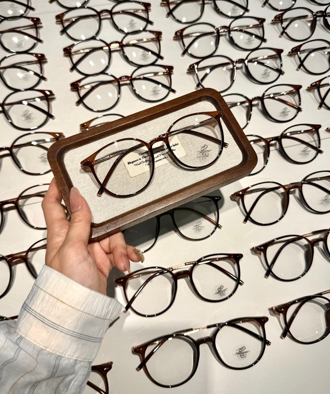 进价15元镜片竟卖799元眼镜行业真是暴利，这差价都有十几倍了，如果大家有视力数