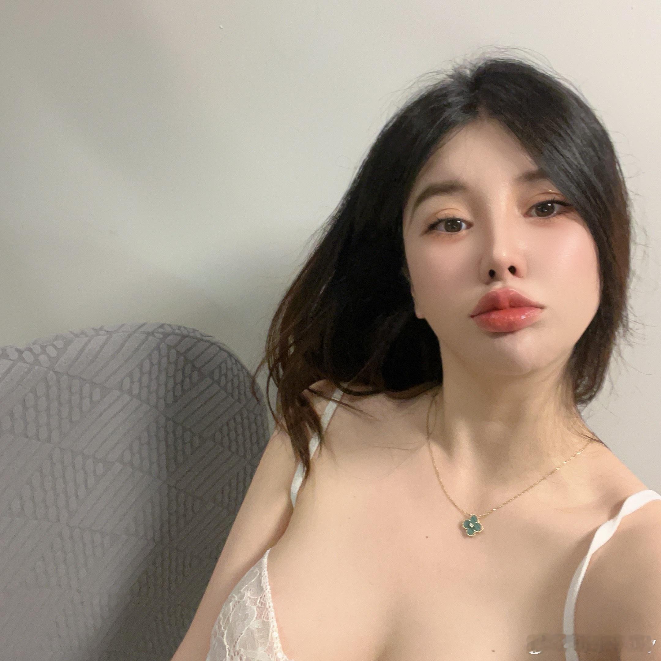 你不可以拒绝我#今日妆容##今日份自拍##性感女头[超话]#  ​​​