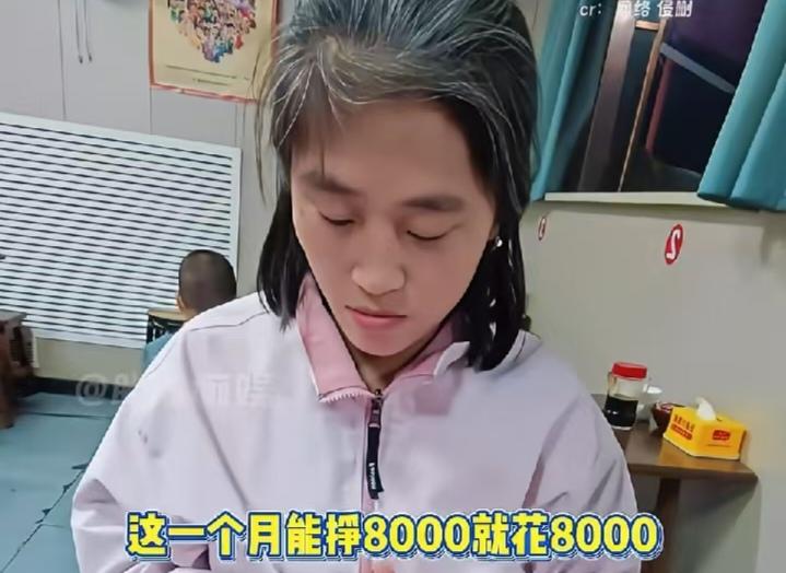 这位全职妈妈过的还不如保姆，33岁的年龄已经白发这么多，沧桑疲惫的脸也看着比同龄