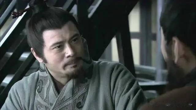 三国时期，
陈宫为了理想，
选择义无反顾跟随曹操起兵讨伐董卓，
拯救大汉王朝。

