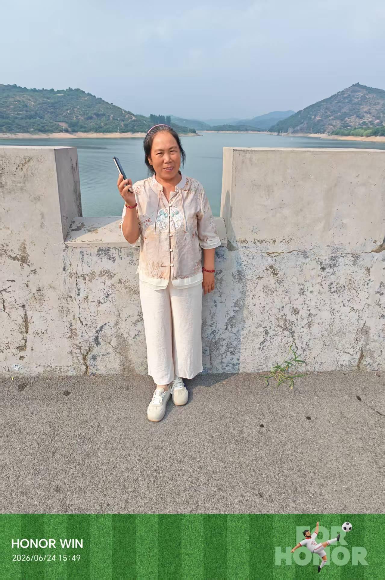 夏日生活打卡季在湖边美美的拍照，凉风习习的。山青水秀，风景美，人更美呀！