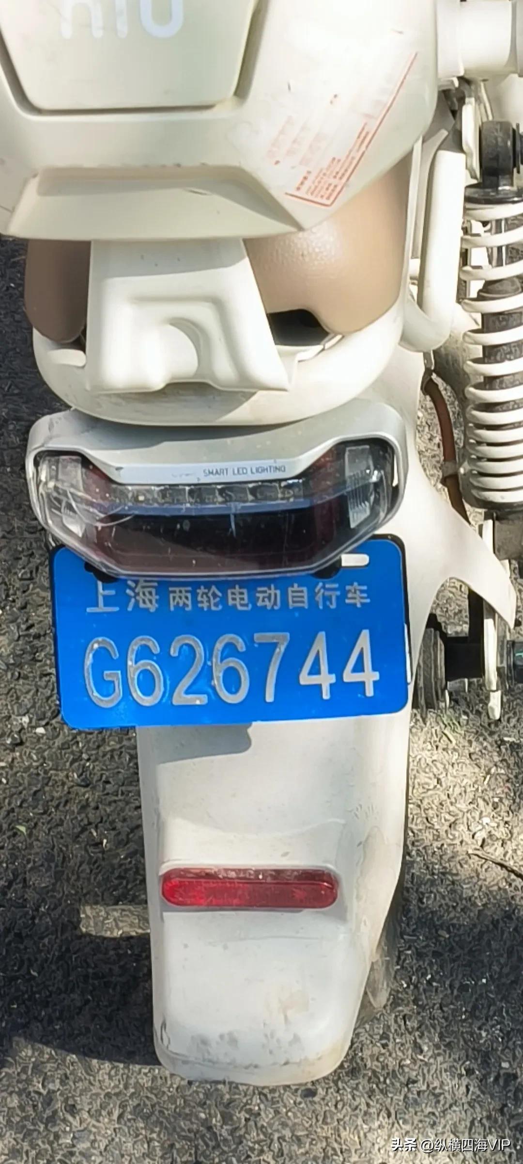 毕竟春天已到，今天天气很好，风和日丽。

好奇的是，我发现一辆电动自行车，

居