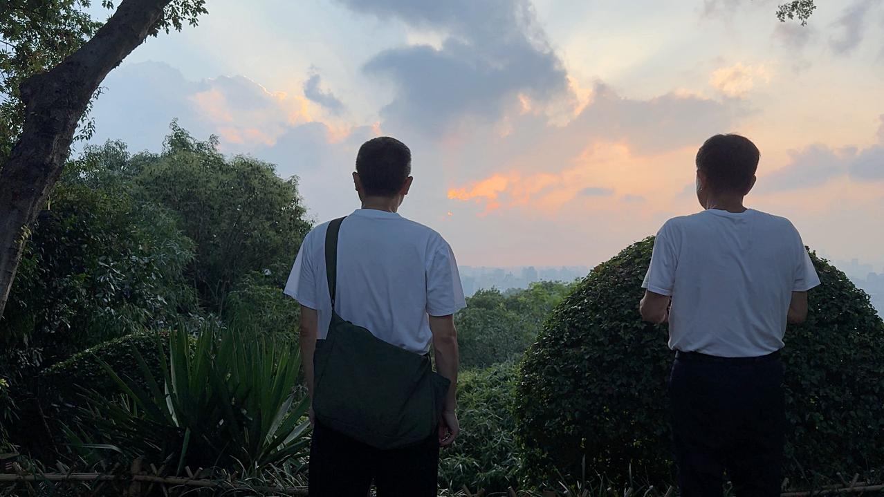 每日随手拍杭州西湖宝石山。
人到中年，渐渐爱早起。
我没其他爱好，一边徒步一边拍