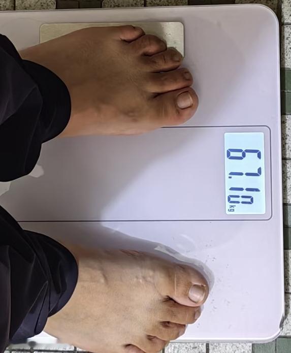 早上起来送大宝上学，大宝看着我说:妈妈，你已经很瘦了，不用再减肥了，你是最美的。