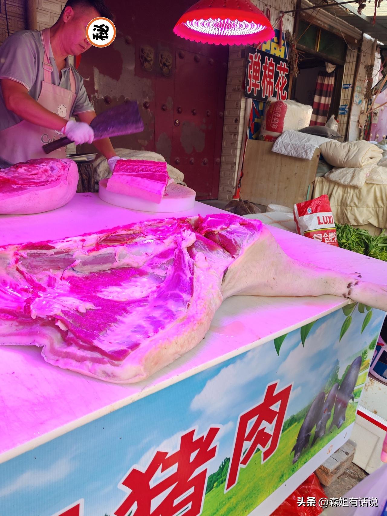 酒香不怕巷子深，黑猪肉卖得快
8月14日，陕西西安。我刚路过城中村的一条巷子，发