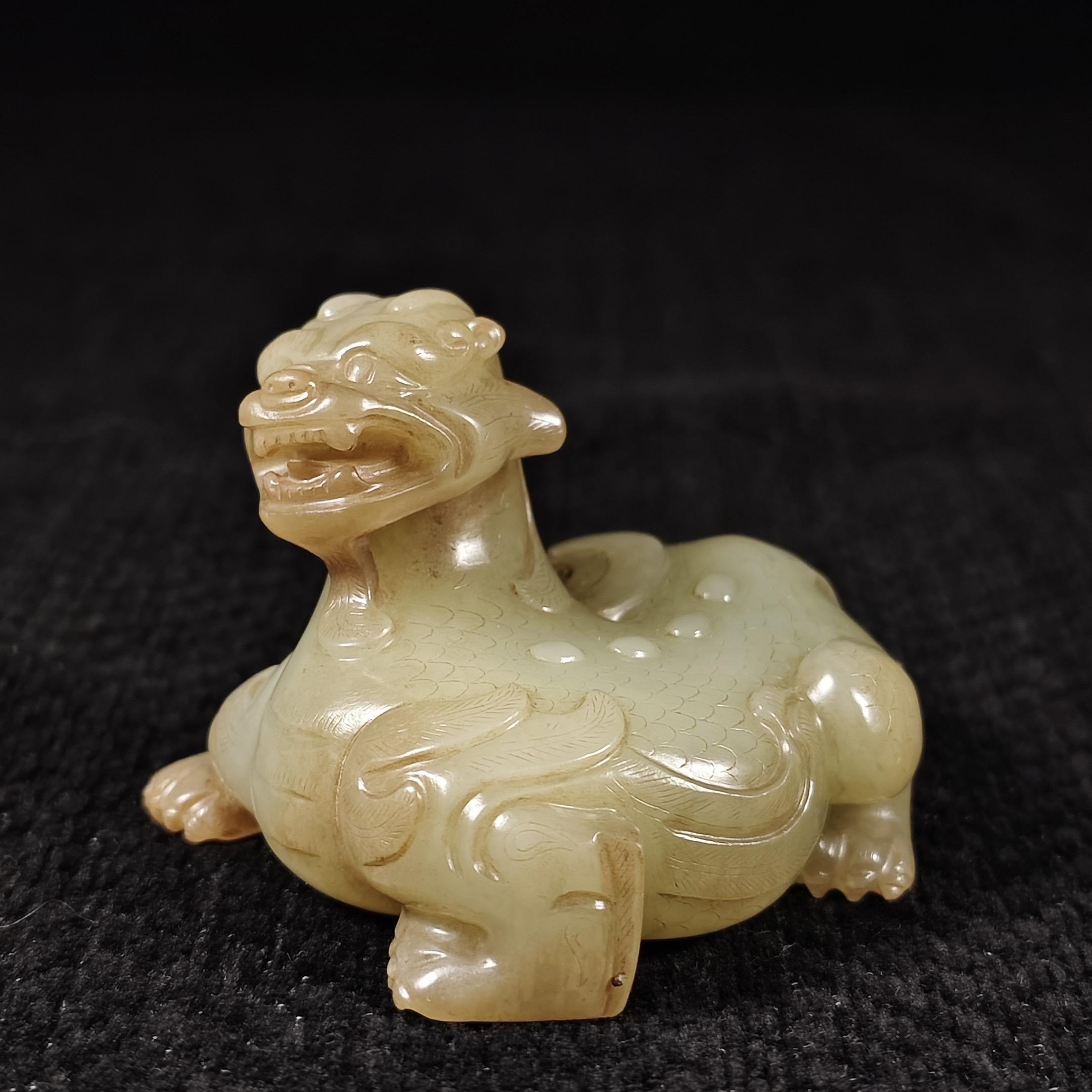 这尊玉瑞兽美到心坎上。整体呈半蹲坐姿态，头部似狮或龙，双目圆睁，口部微...