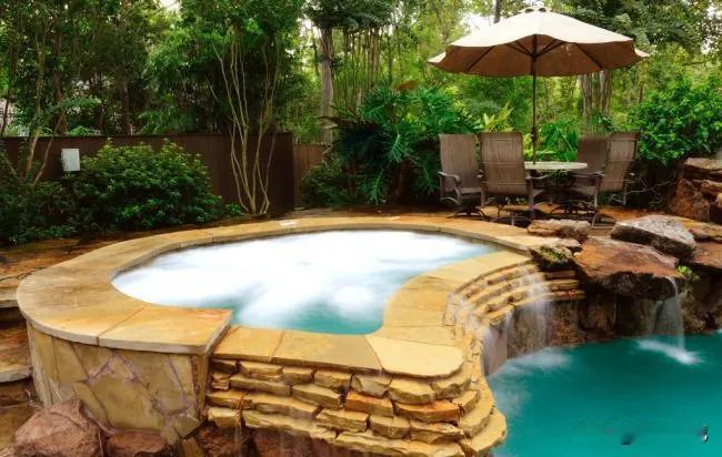 上海黄浦，73岁男子和妻子报团去日本游玩，晚上男子到温泉内泡澡，可3小时后，被发